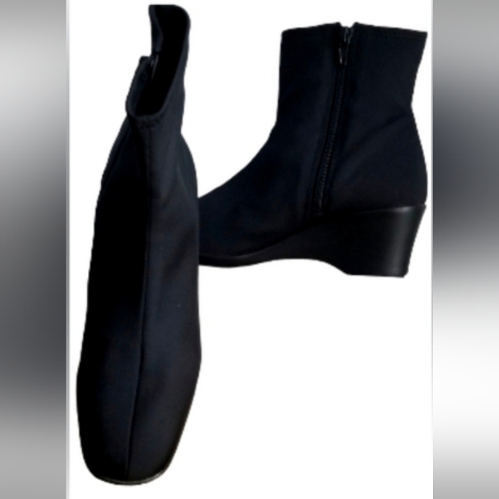 Hush Puppies Shoes/Soft Booties, Black Size 11W 2-1/2" wedge heel Waterproof EUC